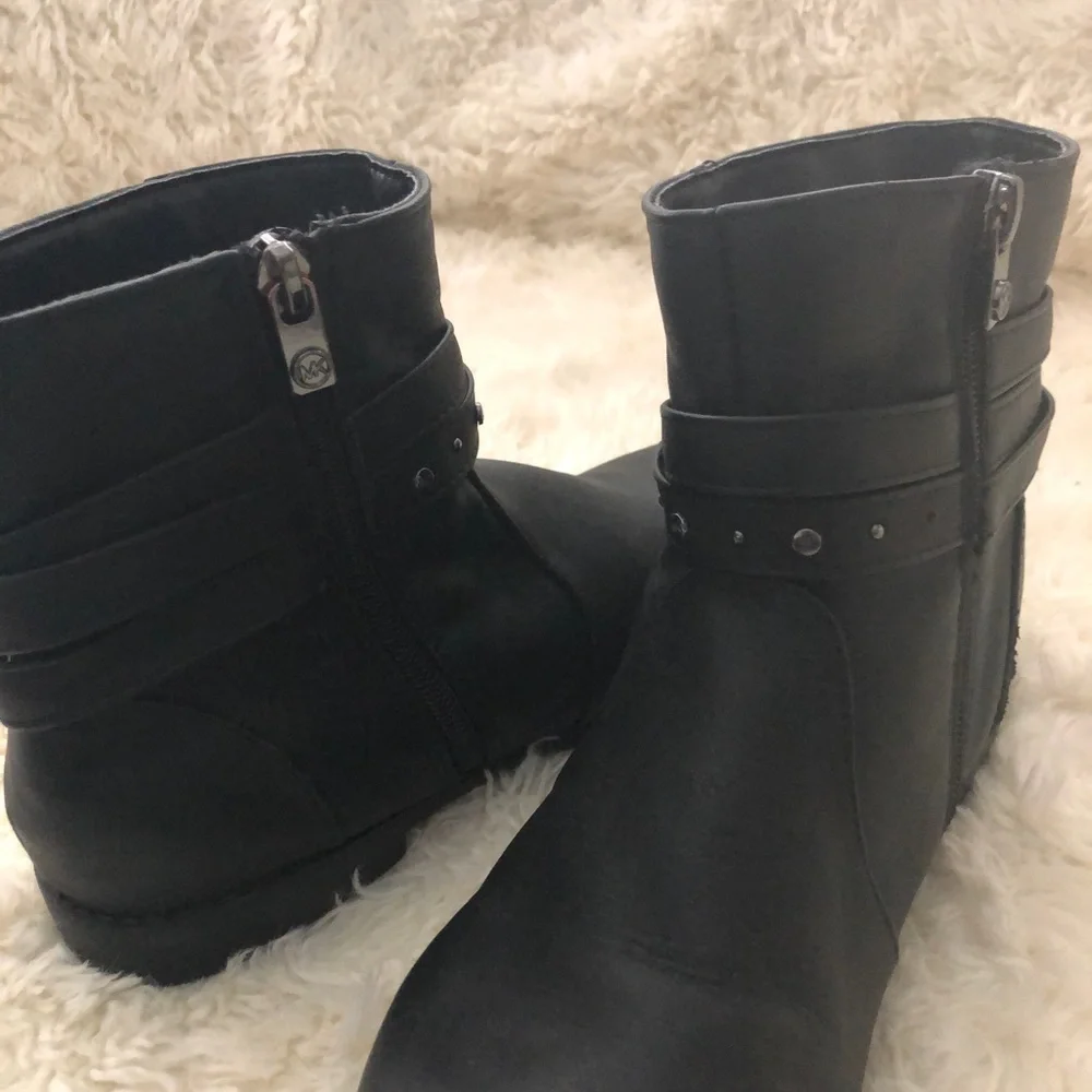 𝅺michael Kors buckle bootie